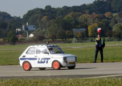 Dziwny wyścig na lotnisku: maluch ścigał się z samolotem - zdjęcie 22