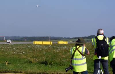 Dziwny wyścig na lotnisku: maluch ścigał się z samolotem - zdjęcie 23
