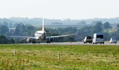 Dziwny wyścig na lotnisku: maluch ścigał się z samolotem - zdjęcie 19