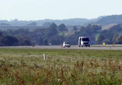 Dziwny wyścig na lotnisku: maluch ścigał się z samolotem - zdjęcie 21
