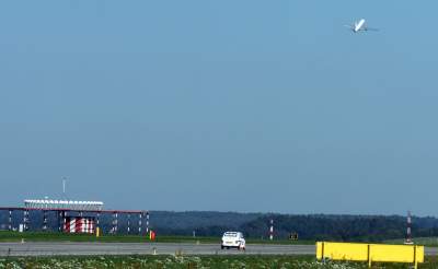 Dziwny wyścig na lotnisku: maluch ścigał się z samolotem - zdjęcie 24