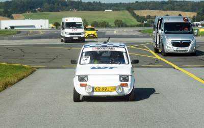 Dziwny wyścig na lotnisku: maluch ścigał się z samolotem - zdjęcie 14