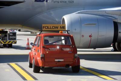 Dziwny wyścig na lotnisku: maluch ścigał się z samolotem - zdjęcie 5