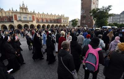 "Męski różaniec" zorganizował procesję za Polskę. Szli nie tylko mężczyźni - zdjęcie 13