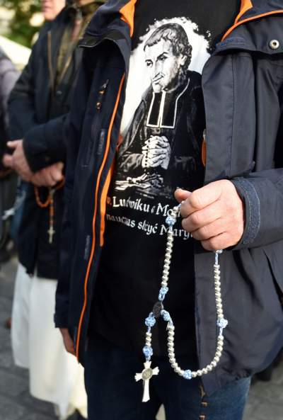 "Męski różaniec" zorganizował procesję za Polskę. Szli nie tylko mężczyźni - zdjęcie 3