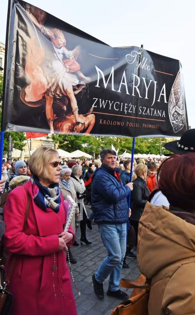 "Męski różaniec" zorganizował procesję za Polskę. Szli nie tylko mężczyźni - zdjęcie 9