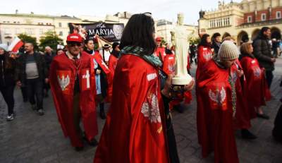 "Męski różaniec" zorganizował procesję za Polskę. Szli nie tylko mężczyźni - zdjęcie 10