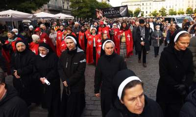 "Męski różaniec" zorganizował procesję za Polskę. Szli nie tylko mężczyźni - zdjęcie 14