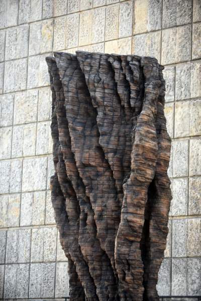 Monumentalne rzeźby przed Muzeum Narodowym. Z wyjątkowego drewna - zdjęcie 13