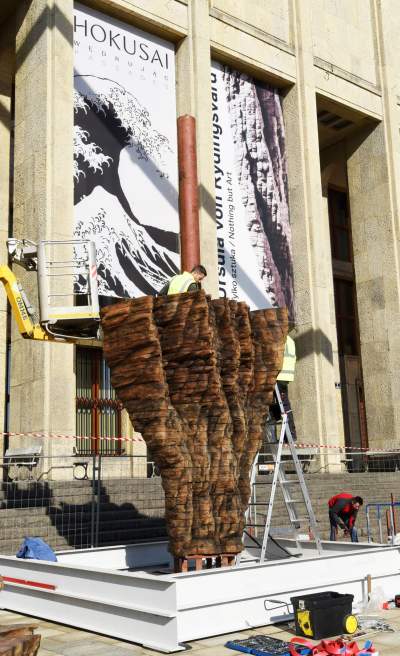 Monumentalne rzeźby przed Muzeum Narodowym. Z wyjątkowego drewna - zdjęcie 2
