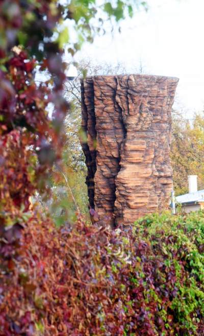 Monumentalne rzeźby przed Muzeum Narodowym. Z wyjątkowego drewna - zdjęcie 12