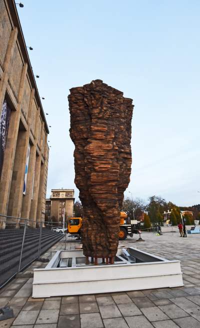 Monumentalne rzeźby przed Muzeum Narodowym. Z wyjątkowego drewna - zdjęcie 21