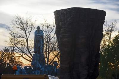 Monumentalne rzeźby przed Muzeum Narodowym. Z wyjątkowego drewna - zdjęcie 19