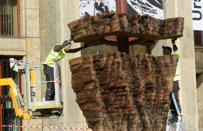 Monumentalne rzeźby przed Muzeum Narodowym. Z wyjątkowego drewna - zdjęcie 9