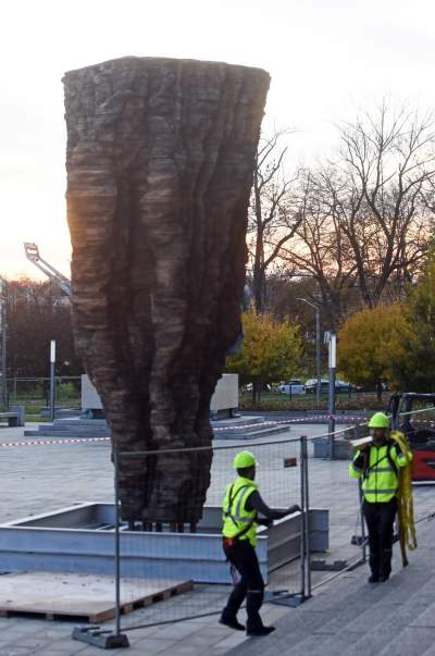Monumentalne rzeźby przed Muzeum Narodowym. Z wyjątkowego drewna - zdjęcie 18