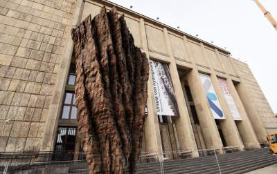 Monumentalne rzeźby przed Muzeum Narodowym. Z wyjątkowego drewna - zdjęcie 22