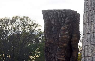 Monumentalne rzeźby przed Muzeum Narodowym. Z wyjątkowego drewna - zdjęcie 16