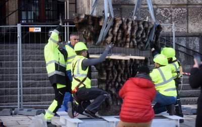 Monumentalne rzeźby przed Muzeum Narodowym. Z wyjątkowego drewna - zdjęcie 14