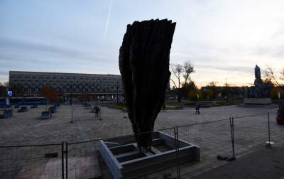 Monumentalne rzeźby przed Muzeum Narodowym. Z wyjątkowego drewna - zdjęcie 20