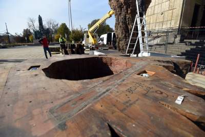 Monumentalne rzeźby przed Muzeum Narodowym. Z wyjątkowego drewna - zdjęcie 6