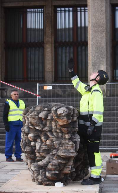 Monumentalne rzeźby przed Muzeum Narodowym. Z wyjątkowego drewna - zdjęcie 15