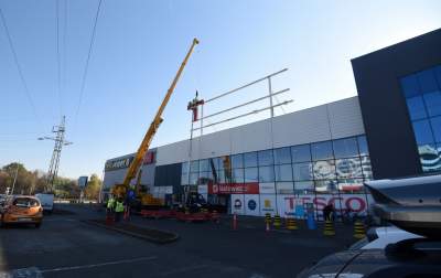 Tak Tesco znika z Krakowa. W środku też już niewiele zostało - zdjęcie 1