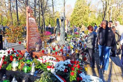 Znicze, kwiaty, baloniki i stragany z cukierkami. Tak świętujemy... - zdjęcie 23