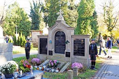 Znicze, kwiaty, baloniki i stragany z cukierkami. Tak świętujemy... - zdjęcie 20