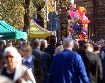 Znicze, kwiaty, baloniki i stragany z cukierkami. Tak świętujemy... - zdjęcie 25