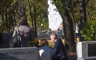 Znicze, kwiaty, baloniki i stragany z cukierkami. Tak świętujemy... - zdjęcie 34