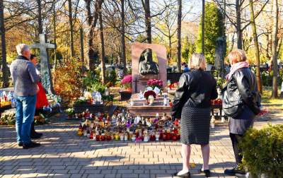 Znicze, kwiaty, baloniki i stragany z cukierkami. Tak świętujemy... - zdjęcie 24