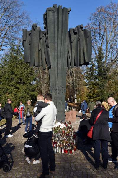 Znicze, kwiaty, baloniki i stragany z cukierkami. Tak świętujemy... - zdjęcie 30