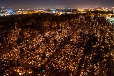 Kraków w blasku zniczy. Raz w roku taki widok - zdjęcie 4