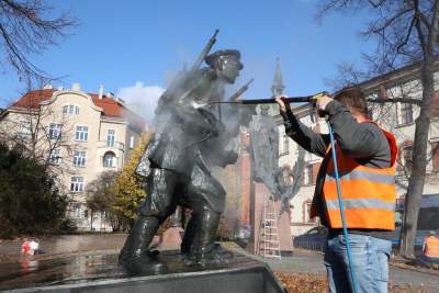 Czyszczenie zdewastowanego pomnika, fot. Jan Graczyński - zdjęcie 7