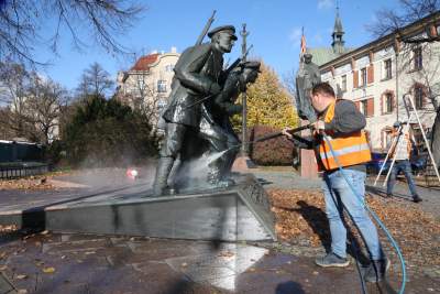 Czyszczenie zdewastowanego pomnika, fot. Jan Graczyński - zdjęcie 4