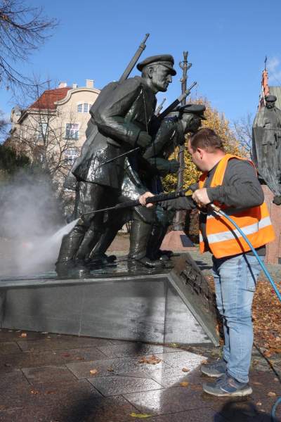 Czyszczenie zdewastowanego pomnika, fot. Jan Graczyński - zdjęcie 6