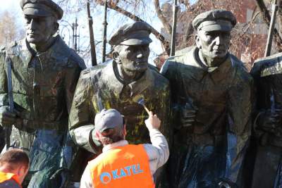 Czyszczenie zdewastowanego pomnika, fot. Jan Graczyński - zdjęcie 1