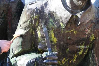 Czyszczenie zdewastowanego pomnika, fot. Jan Graczyński - zdjęcie 2