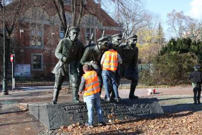 Czyszczenie zdewastowanego pomnika, fot. Jan Graczyński - zdjęcie 3