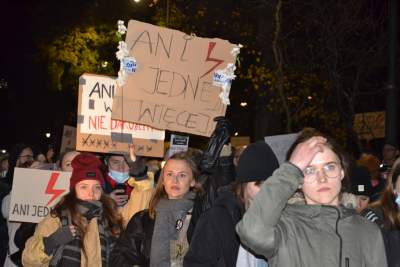"Ani jednej więcej!" Tysiące protestujących w Krakowie - zdjęcie 35