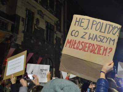 "Ani jednej więcej!" Tysiące protestujących w Krakowie - zdjęcie 29