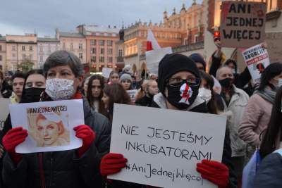 "Ani jednej więcej!" Tysiące protestujących w Krakowie - zdjęcie 14