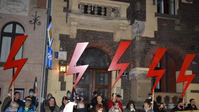 "Ani jednej więcej!" Tysiące protestujących w Krakowie - zdjęcie 34