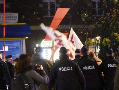 Rząd i PiS świętowali w Krakowie. Strajk Kobiet protestował - zdjęcie 35