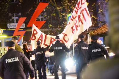 Rząd i PiS świętowali w Krakowie. Strajk Kobiet protestował - zdjęcie 34