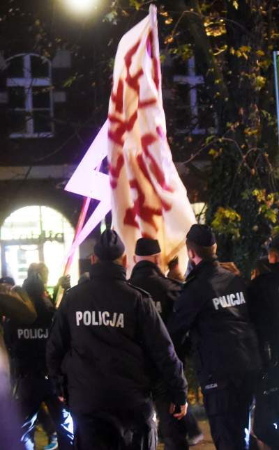 Rząd i PiS świętowali w Krakowie. Strajk Kobiet protestował - zdjęcie 36