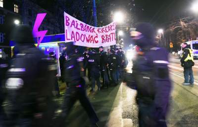 Rząd i PiS świętowali w Krakowie. Strajk Kobiet protestował - zdjęcie 37