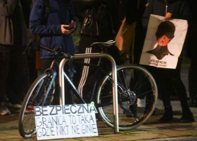 Rząd i PiS świętowali w Krakowie. Strajk Kobiet protestował - zdjęcie 13