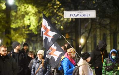 Rząd i PiS świętowali w Krakowie. Strajk Kobiet protestował - zdjęcie 11