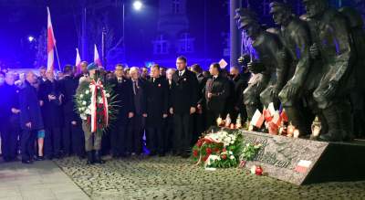 Rząd i PiS świętowali w Krakowie. Strajk Kobiet protestował - zdjęcie 39